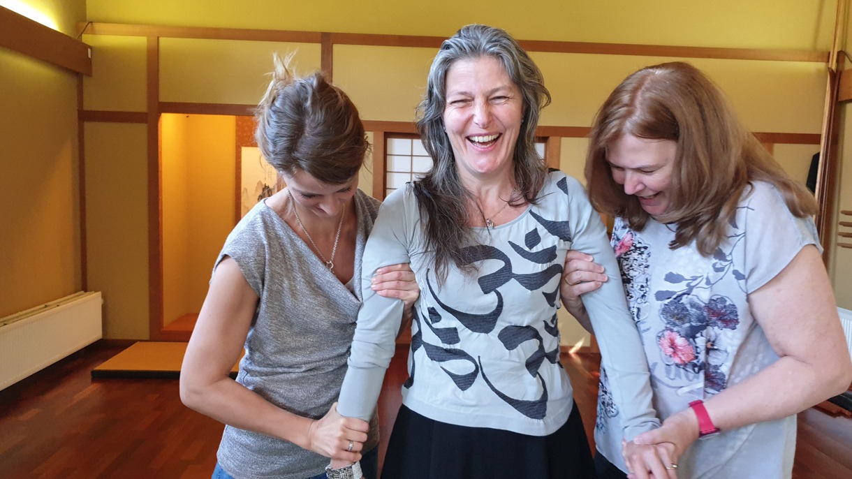 teambuilding activiteit met drie mensen actief in de teambuilding